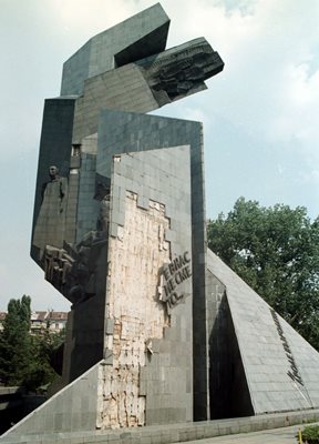 Паметникът "1300 години" пред НДК беше висок 35 г. От години се рушеше, докато след бурни дискусии Столична община не взе решение да се премахне. Окончателно бе отстранен през 2017 г.