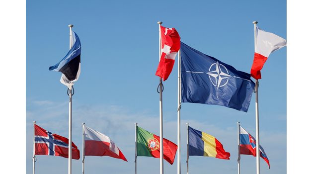 Знамената на страните членки се веят пред щаба на НАТО в Брюксел, Белгия, ноември 2022 г. СНИМКА: Архив