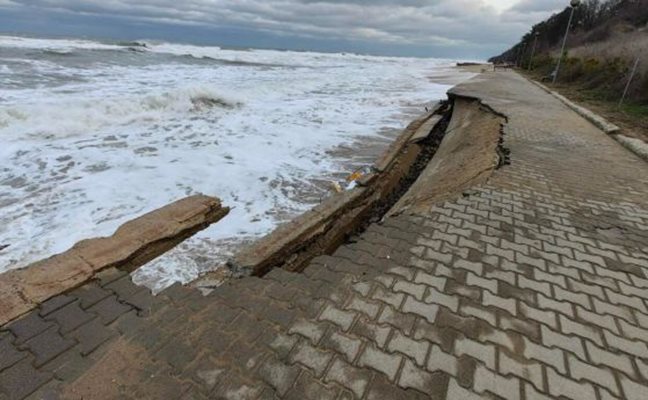 Част от крйбрежната алея в Обзор рухна под напора на бурното море.