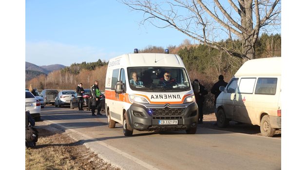 Камионът с 18 мъртви мигранти бе открит вчера, а 34-те живи бежанци бяха закарани в болници. Снимка: Николай Литов