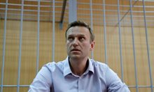 Най-видното лице на руската опозиция Навални оцеля от новичок, за да бъде убит от "тромб" в затвора