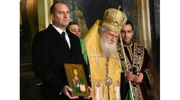 Патриарх Неофит подари икона на Румен Радев.