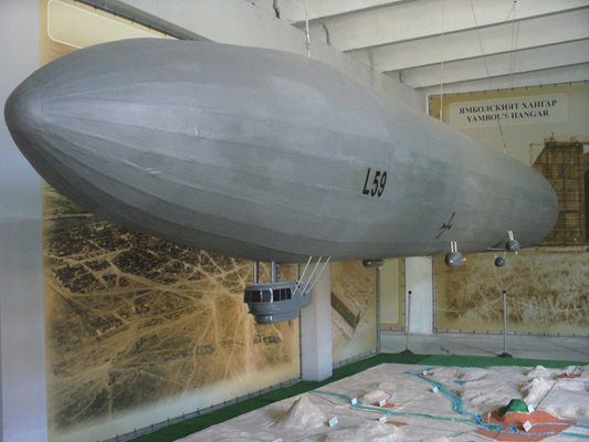 На макета, дълъг около 10 метра, знаменитият цепелин "L 59" е показан в полет над Ямбол.