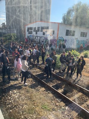 Десетки ученици от Асеновград престояха на жп релсите, след като мотрисата се повреди. Снимки: Иван Чобанов