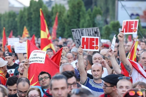 Хиляди македонци се събраха на митинг на опозицията в Скопие.
