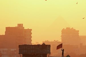 Египет намалява уличното осветление, за да пести ток