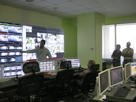 Коррдинационен център следи денонощно кадрите от камерите в Бургас.