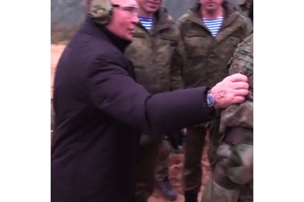 Това е кадърът, на който се вижда ръката на Путин