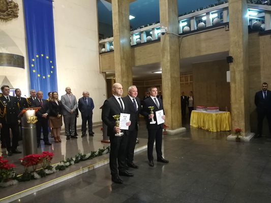 Двамата победители бяха наградени от вътрешния министър Иван Демерджиев СНИМКА: Димитър Мартинов