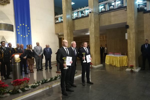 Двамата победители бяха наградени от вътрешния министър Иван Демерджиев СНИМКА: Димитър Мартинов