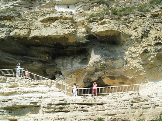 Аладжа манастир е средновековен скален манастир, пещерите са изсечени в 25-метрова отвесна карстова скала.