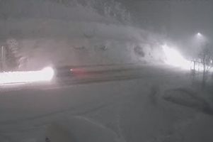 40 сантиметра е снежната покривка на ГКПП "Маказа", продължава да вали (Видео)