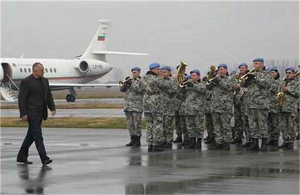 Свилен Нейков возил сина си на военен самолет