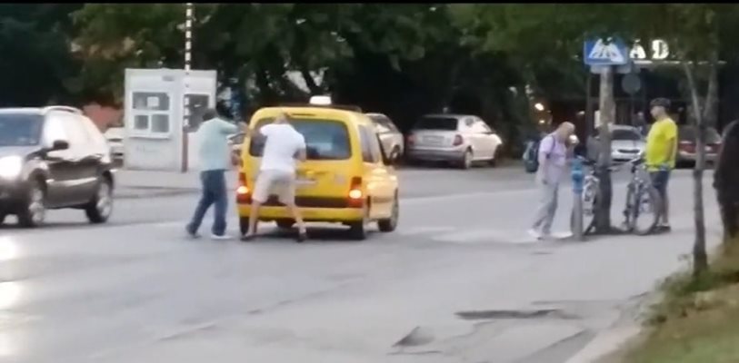 Стопкадър от клипа, на който се вижда как мъжът посяга на таксиметровия шофьор. Кадър: Нова тв