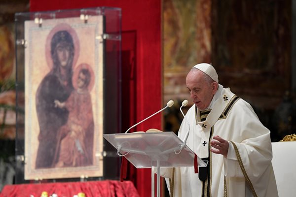 Погледите на милиони тв зрители по света бяха приковани по Великден и от иконата на Дева Мария от базиликата “Санта Мария Маджоре”.