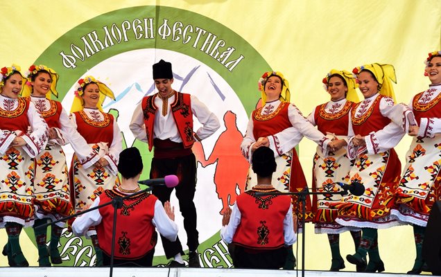 Групи от цялата страна пяха и танцуваха на откритата сцена

Снимки: Община Елена