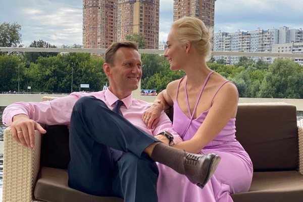 Руският опозиционер Алексей Навални, който излежава присъда в затвора, днес размени поздравления със съпругата си Юлия по случай Свети Валентин
Снимка: Инстаграм