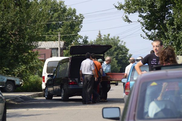 Малко 15 ч вчера ковчегът с тялото на бащата на Валя бе докаран в дома му в бургаския кв. Лозово. СНИМКА: ЕЛЕНА ФОТЕВА