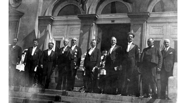 Последното правителство на Александър Малинов през 1931 г. Премиерът е в средата с ордените.