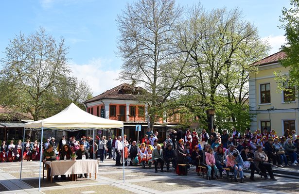Разнолика публика изпълни площада в трите фестивални дни