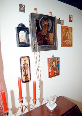 Стената с икони, подредени в дома на Ламбо от съпругата  му Мери

СНИМКА: ПИЕР ПЕТРОВ