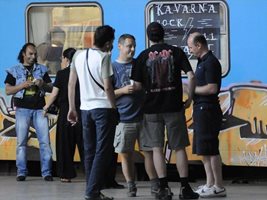 Пътниците от Kavarna Rock&Roll Train чакат потеглянето на влака от софийската гара в понеделник вечерта.
СНИМКИ: БУЛФОТО