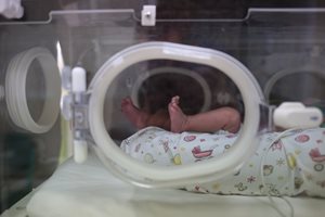 Спасиха бебе с тегло от 860 г в пловдивска болница
