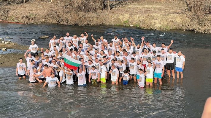 111 смелчаци се хвърлиха в Марица да спасяват кръста.