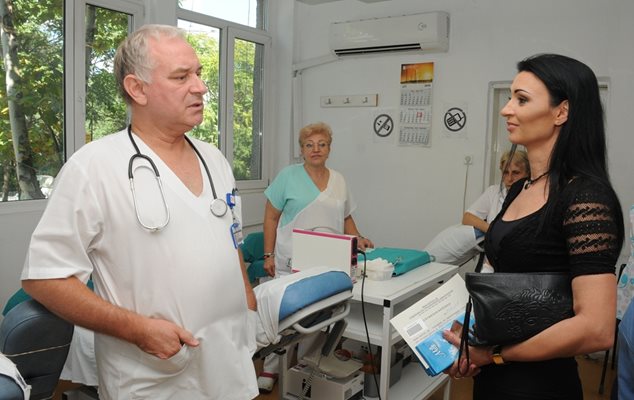 Вержиния Иванова разговаря с шефа на Кръвния център в Бургас д-р Тодор Бояджиев.