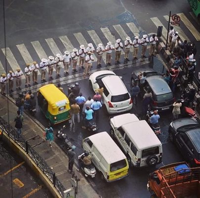 В Индия полицията се моли на хората да се приберат по домовете си