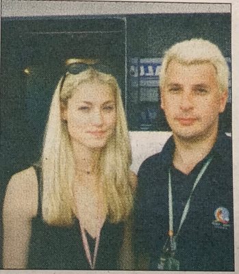 Снимка 1999-12. Пратеникът на "24 часа" с приятелката на Дейвид Култард - Хайди Вишински. Снимка: Неизвестен