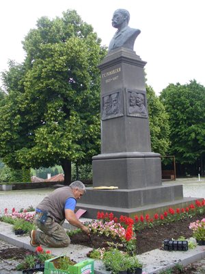 Паметникът на Г. С. Раковски пред Пантеона му в Котел