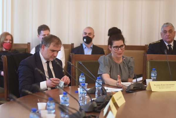 Вицепремиерът Калина Константинова и шефът на "Български пощи" Деян Дънешки в транспорната комисия на парламента. 