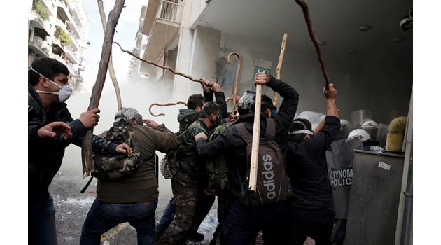 Гръцки фермери бият с геги полицаи на протеста срещу планираните пенсионни реформи в столицата Атина.