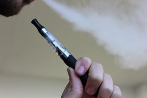 Учени съветват непушачите да не започват да пушат електронни цигари