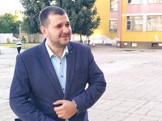 Йордан Иванов дойде да види как върви гласуването в квартала.