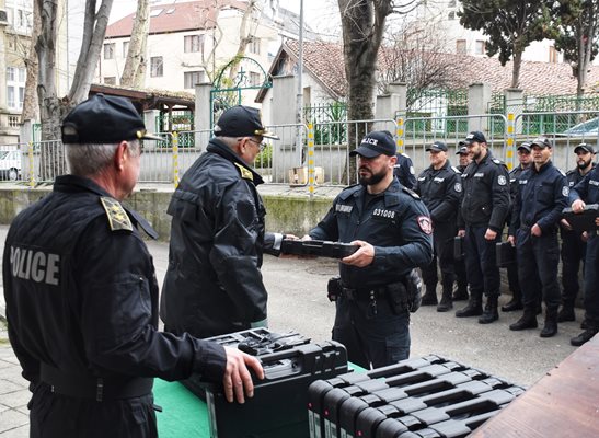 Станимир Станев връчва съвременни и модерни оръжия на униформените във Варна СНИМКА: Орлин Цанев