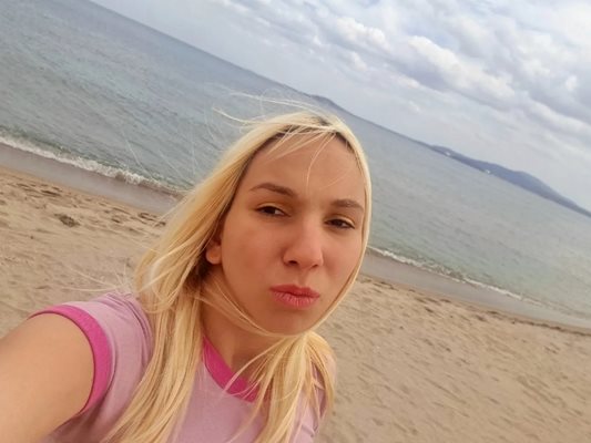 Емили се глези с морски дарове на плажа в Бургас