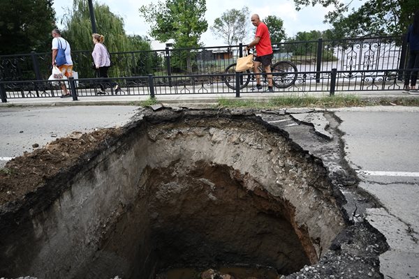 Огромна дупка зейна на моста към къмпинг “Нестинарка”
СНИМКИ: ОРЛИН ЦАНЕВ