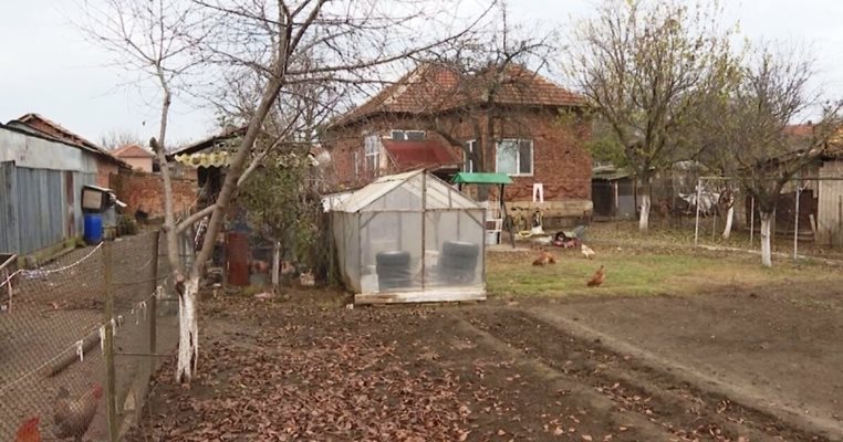 Къщата в с. Крушовица, където 7-годишна била държана в кокошарник СНИМКА: Архив