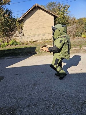 Обезвредиха невзривен боеприпас край село Новачене Снимка: Министерство на отбраната