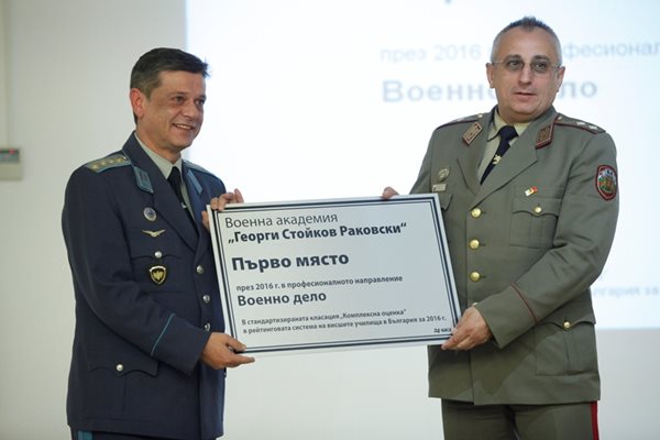 Началникът на отбраната ген. Константин Попов награди ректора на Военна академия ген. Груди Ангелов (вдясно)