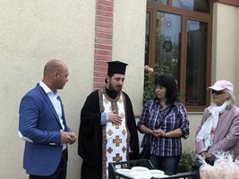 Костадин Димитров присъства на осветяването на обредната храна, която бе раздадена на миряните.