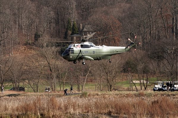 Президентския хеликоптер излита директо от игрището във Виржиния.
