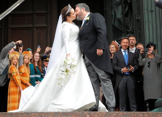 Целувката на младоженците
СНИМКИ: РОЙТЕРС