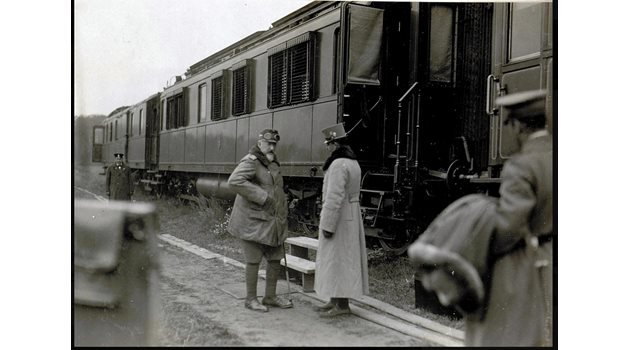 От царската гара цар Фердинанд отпътува завинаги от България.