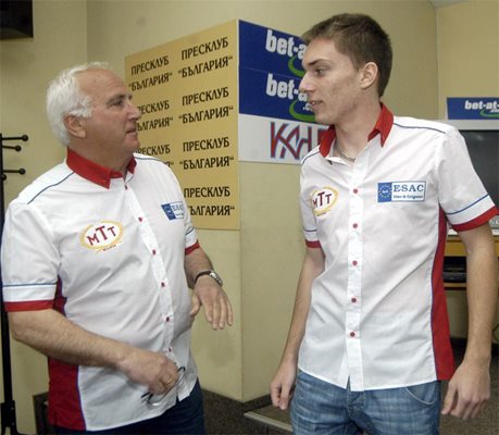 Владимир Илиев дава наставления на младия си възпитаник.
