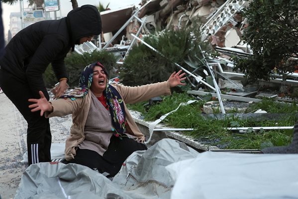 Жена плаче за починал близък при земетресението в Турция