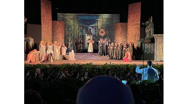 На 14 и 15 юли публиката във Варна се наслаждава на лятната оперна кулминация с култовата „Аида“ на Франко Дзефирели, по повод 100 години от рождението на знаковия оперен режисьор и сценограф.