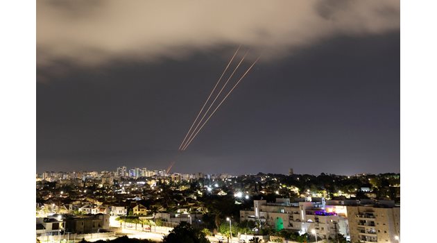 Израелската противовъздушна отбрана прихваща иранските ракети. СНИМКА: РОЙТЕРС
